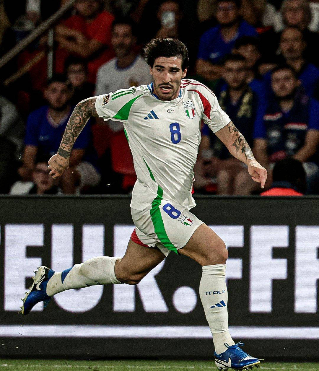 包含尤文图斯中场表现疲态，教练组迫切调整的词条