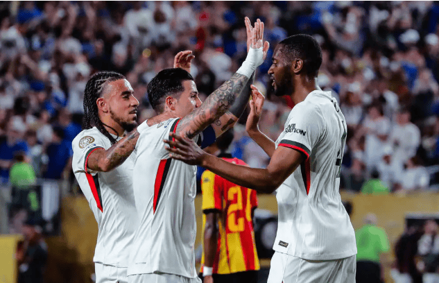 杏彩体育app下载-顶级足球联赛争夺日益激烈，球队竞争白热化的简单介绍