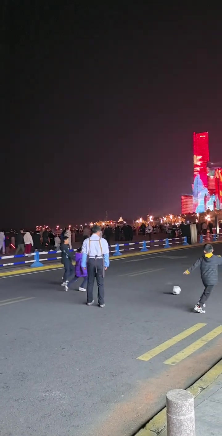 包含国内足球舞台未来可期，赛场上精彩不断的词条