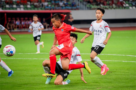 足球杯赛决赛开打，淘汰赛阶段精彩对决