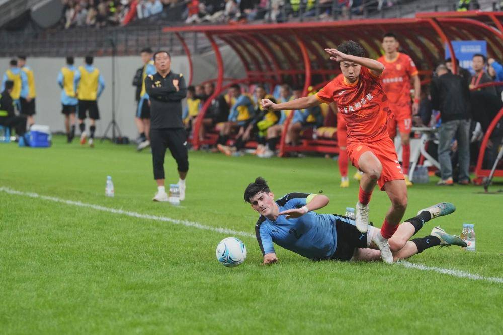 精彩足球表演吸引众多球迷到场观战