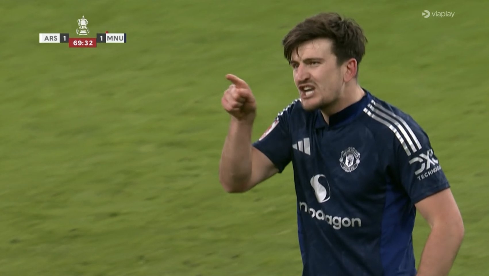 杏彩体育-球场风云再起，新一轮对决惊心动魄