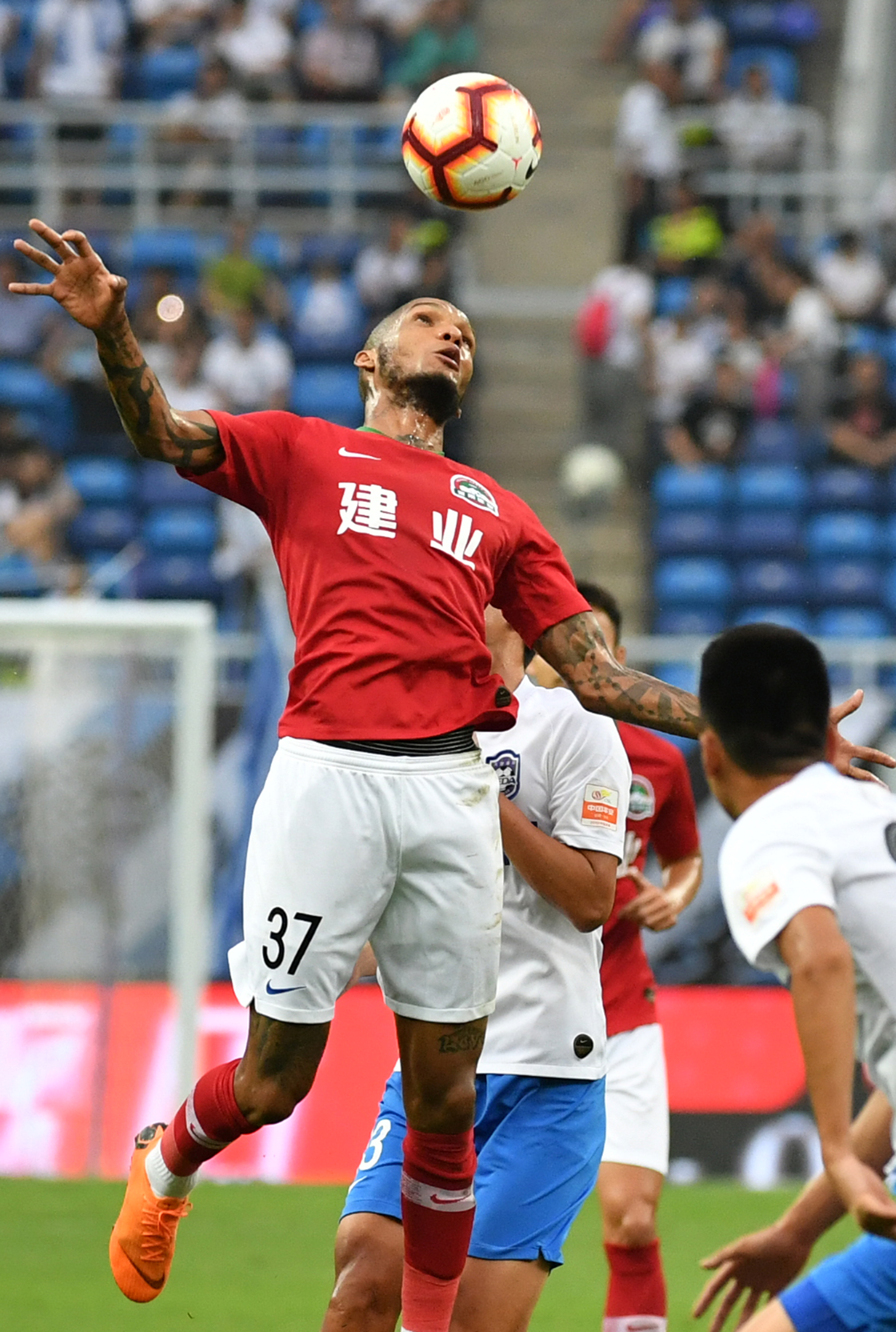 杏彩体育网站-建业不敌恒大：河南建业队遭遇广州恒大队击败，遗憾失利的简单介绍