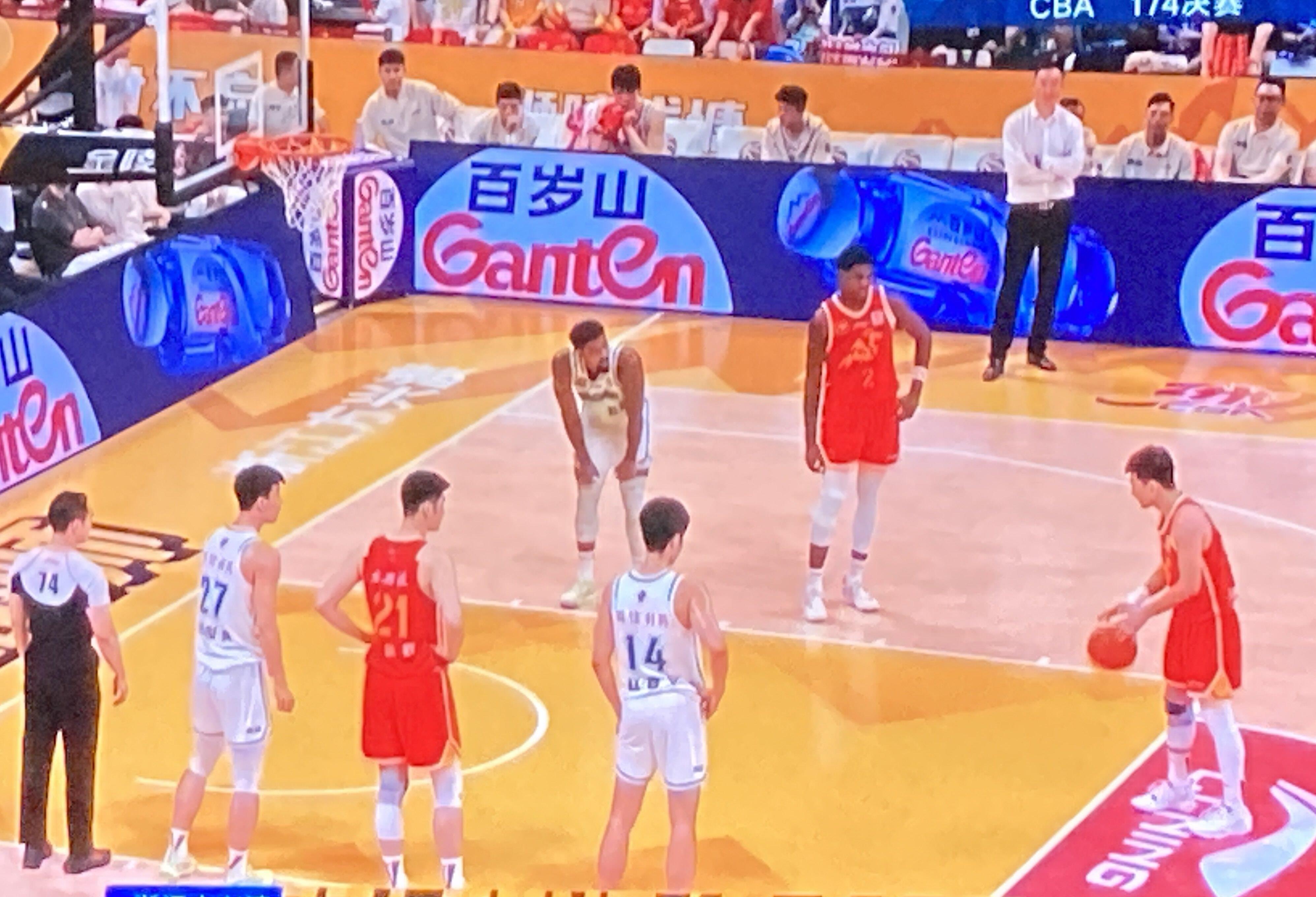 激战在即，球场气氛紧张，球员斗志高昂