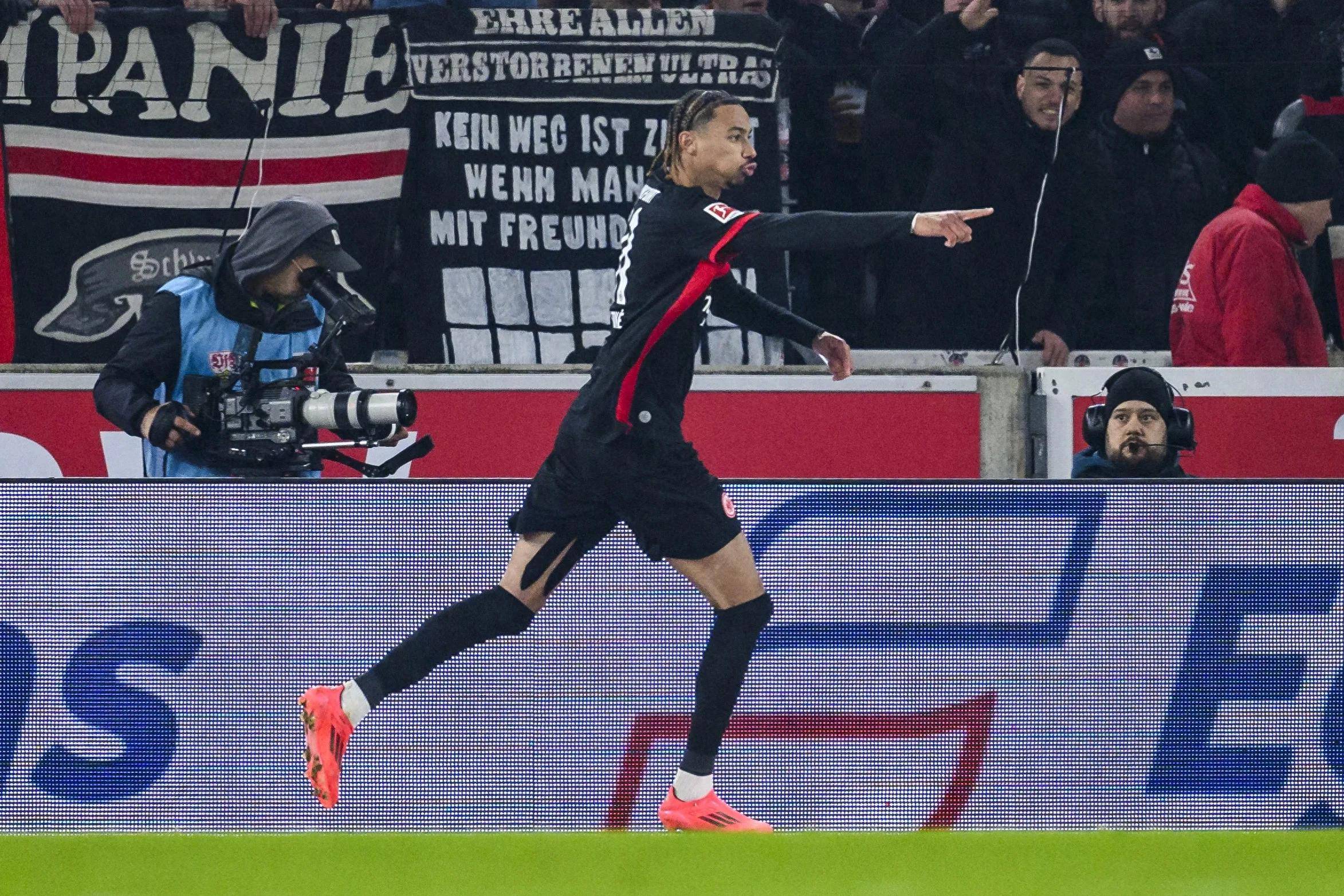 曼联助攻锋线破门，拿下胜利