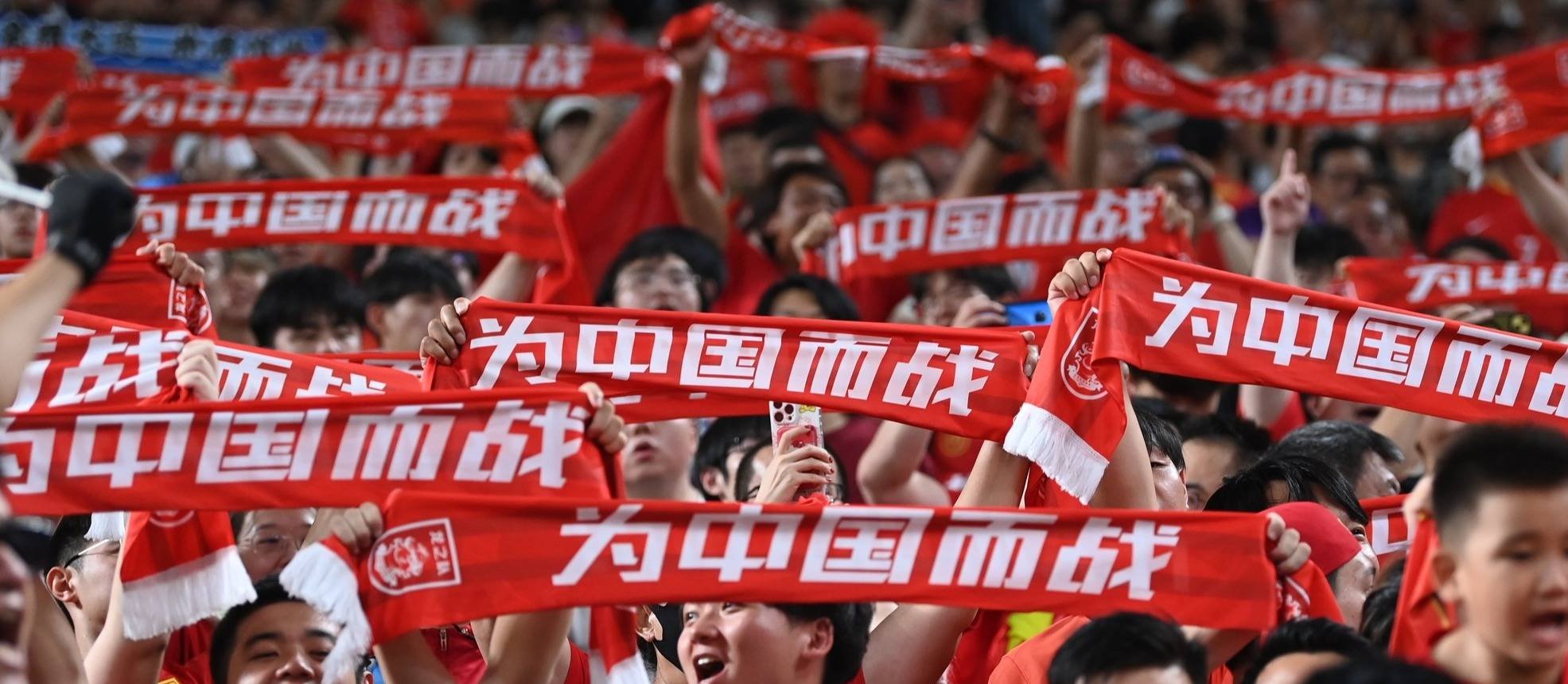 足球盛宴继续,队员拼尽全力 足球盛宴继续,队员拼尽全力