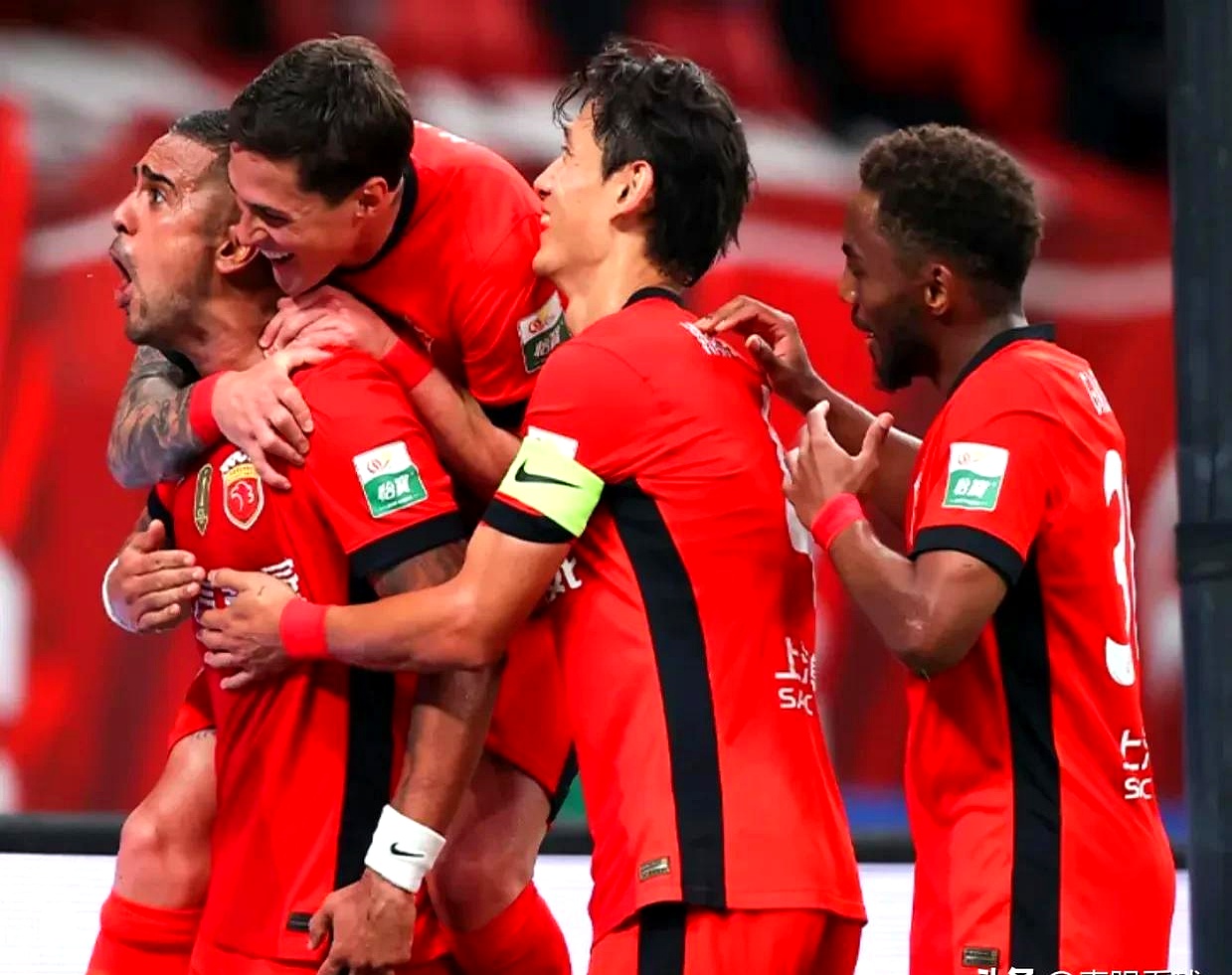 杏彩体育地址-阿森纳前锋突破封堵，取得进球帮助球队获胜