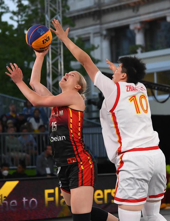 杏彩体育平台-体育场上格局激烈，双方势均力敌拼尽全力的简单介绍