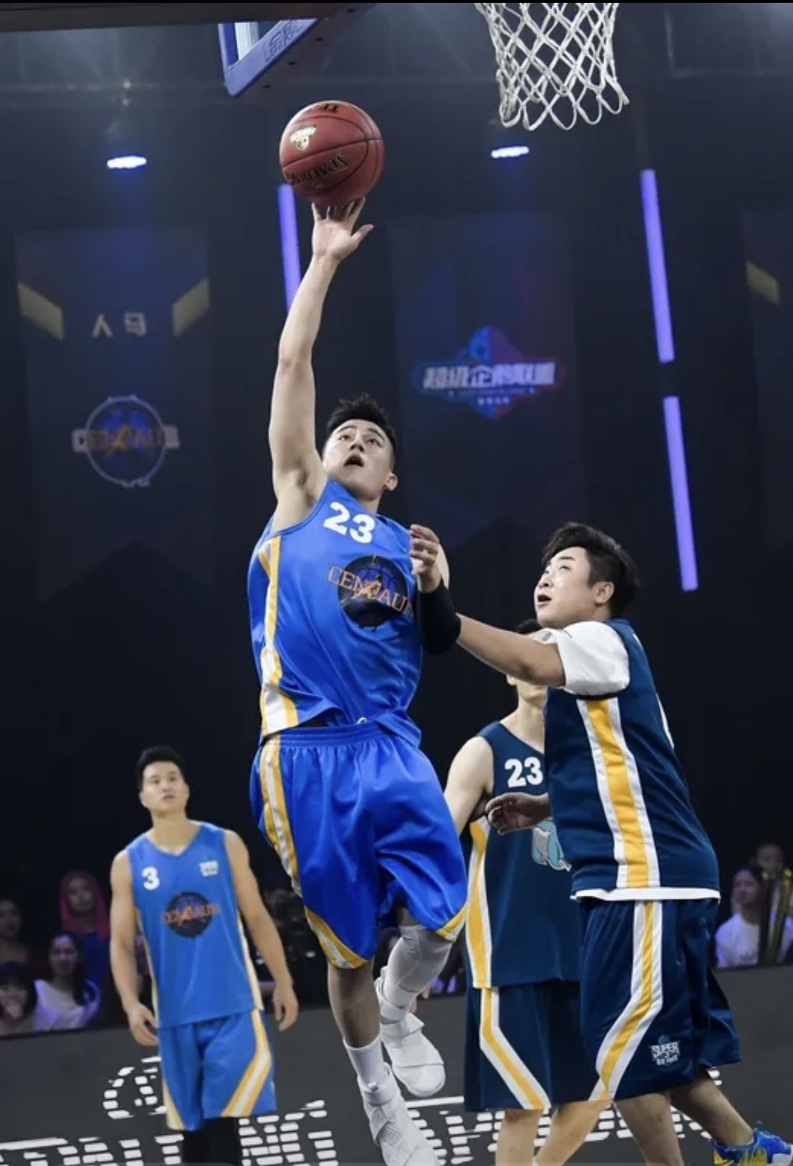 关于篮球后卫投篮常规赛获胜，粉丝欢呼不已的信息