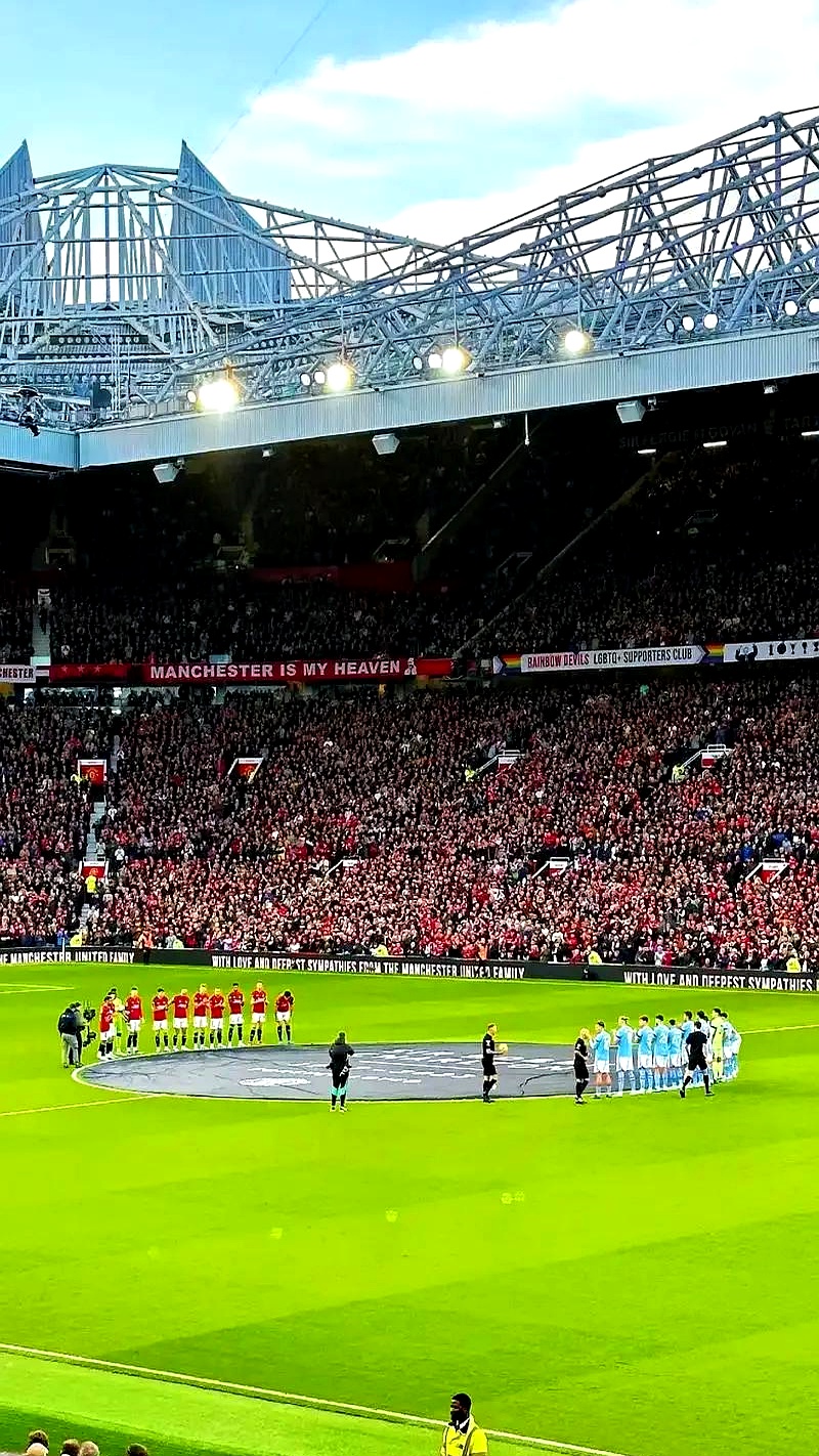 曼联主场大胜，球迷欢呼连连的简单介绍