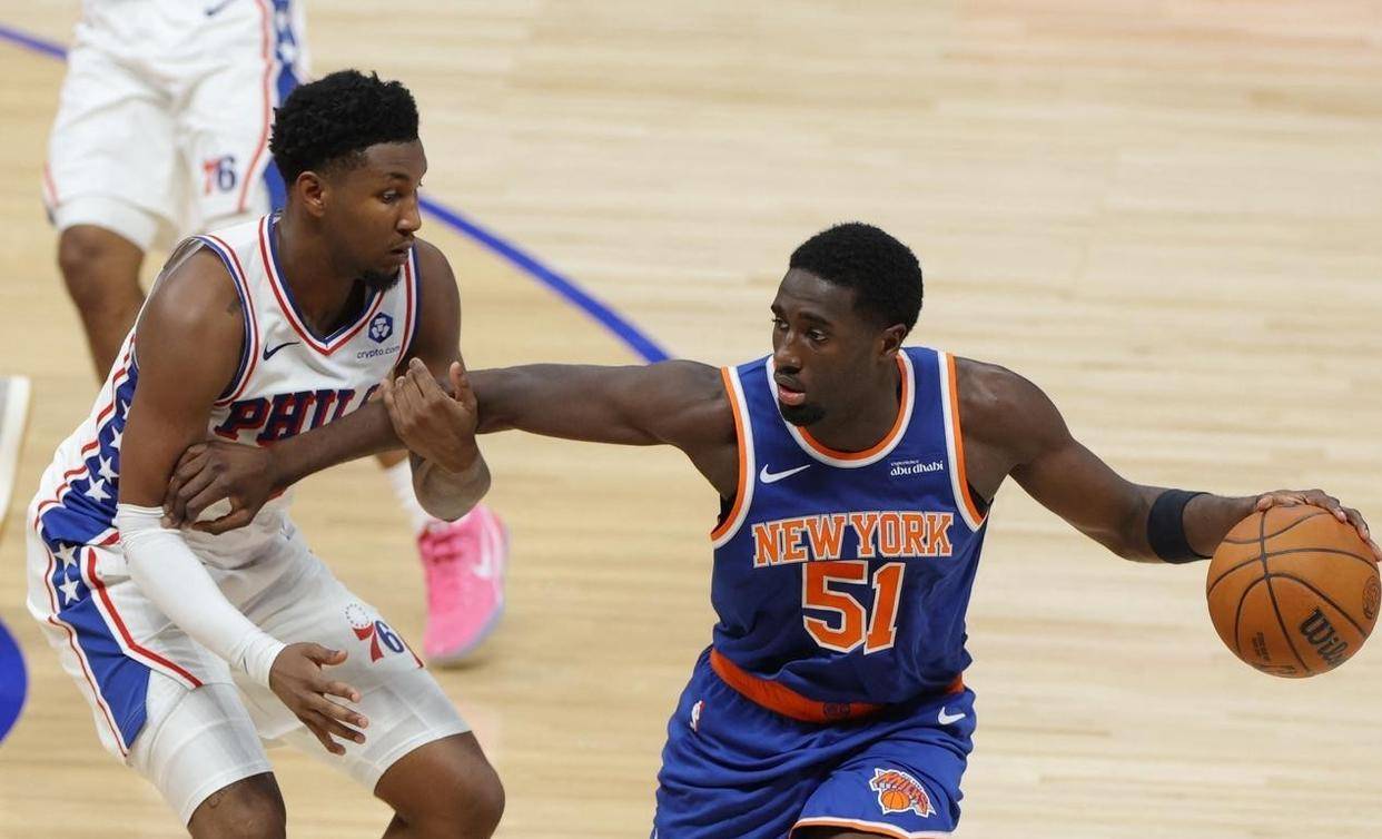 杏彩体育-76人惜败尼克斯，近期状态低迷