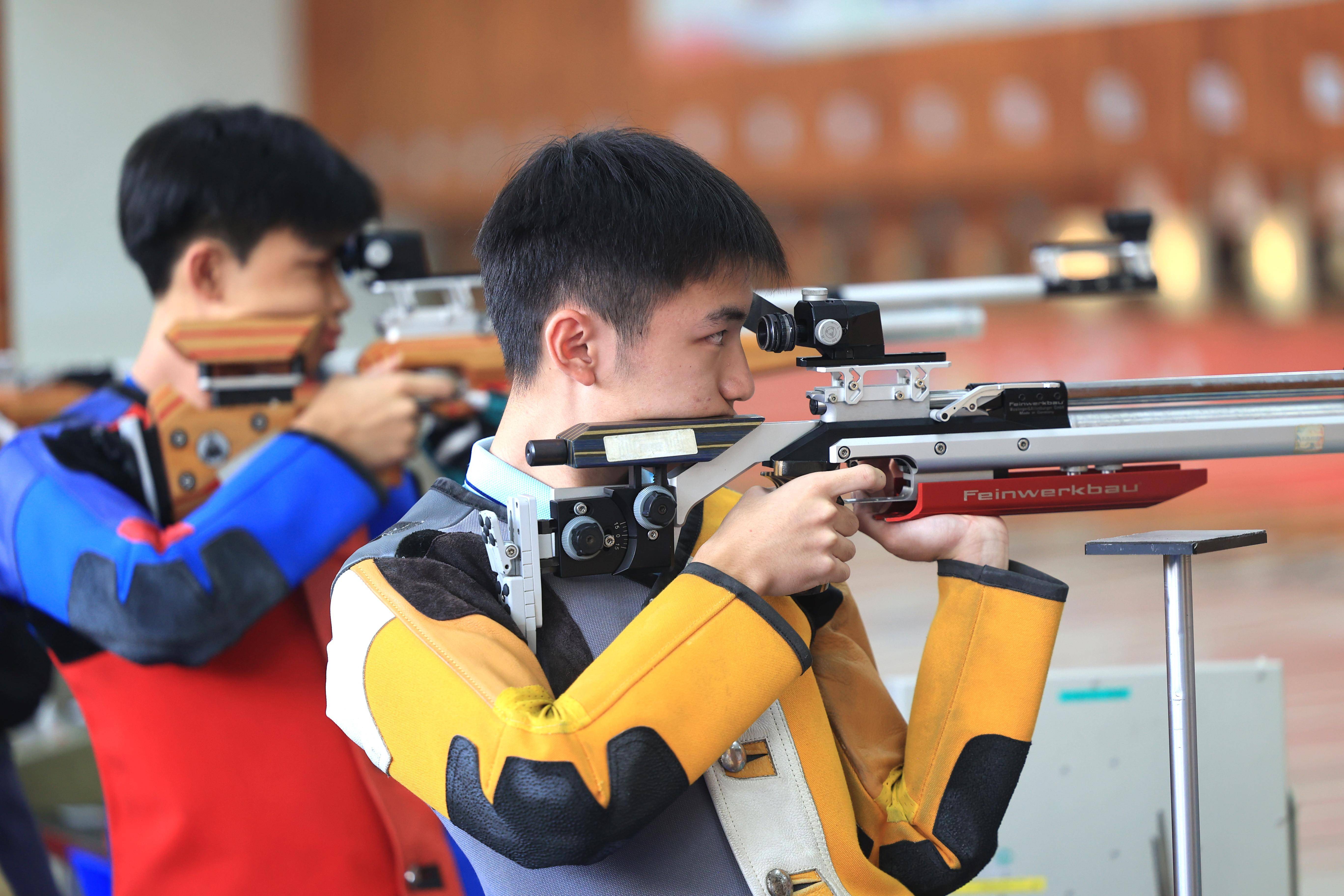 杏彩体育链接-射击比赛惊险刺激，选手准确命中靶心