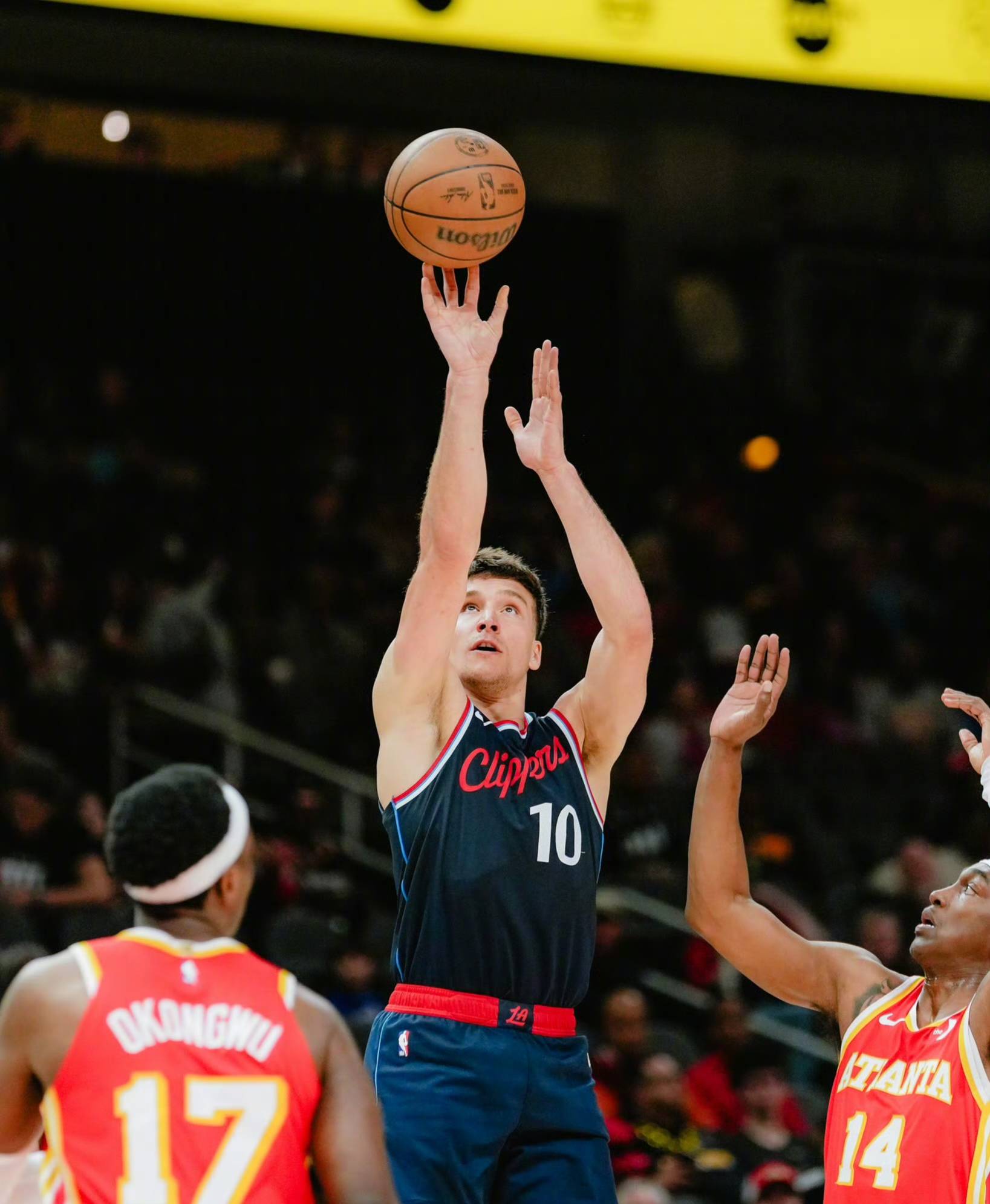 包含老鹰队主场告捷，展现强大主场气势的词条