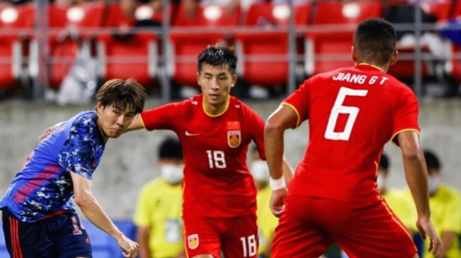 比赛中球员们展现出顽强斗志 比赛中球员们展现出顽强斗志