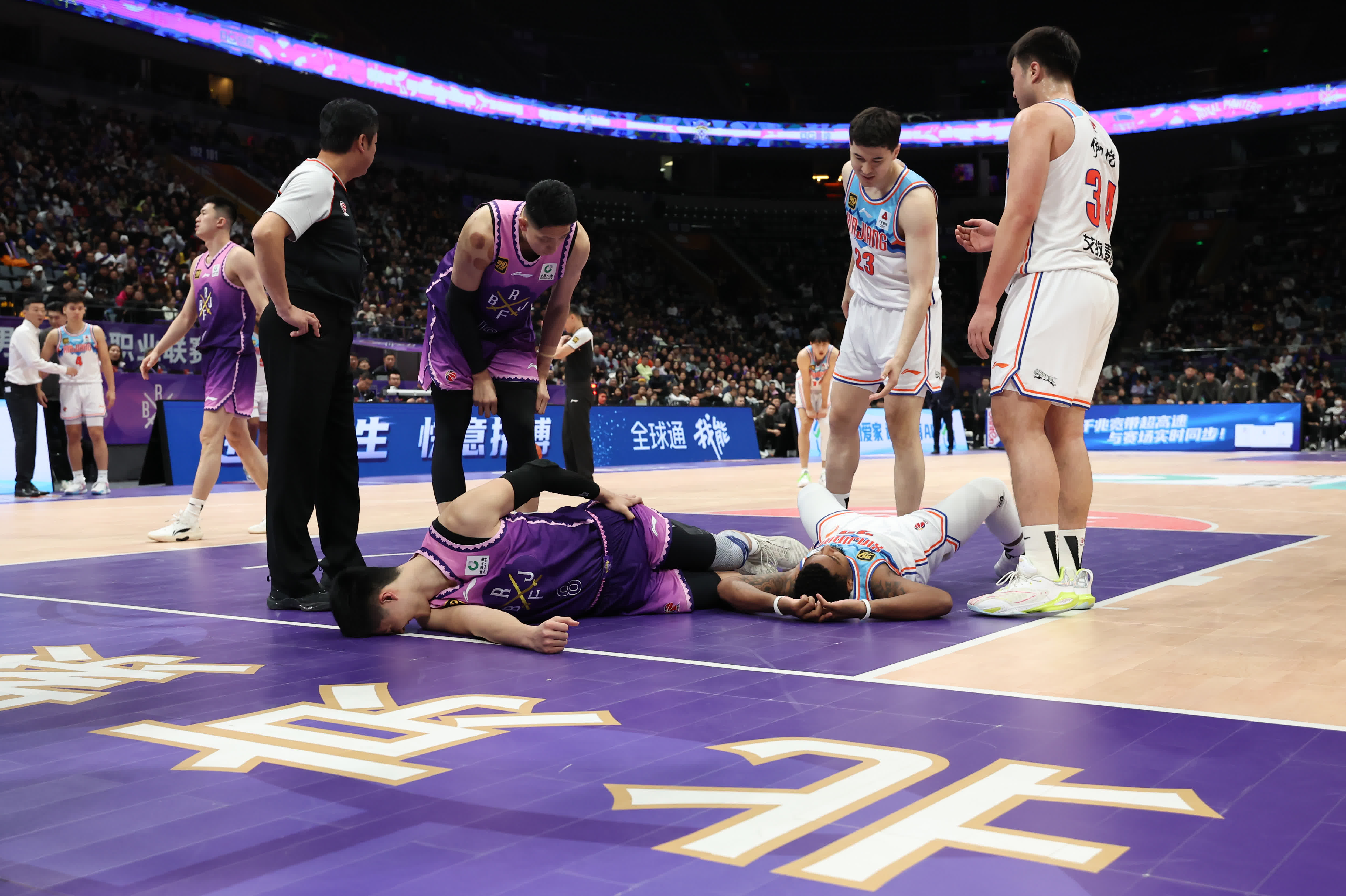 杏彩体育官网入口-包含篮球赛的精彩瞬间，落后的一方瞬间上演逆袭的词条