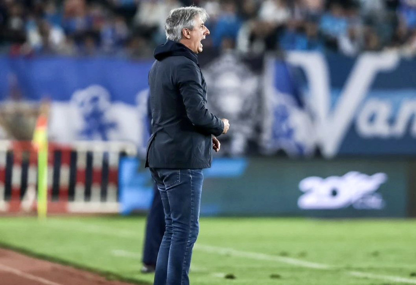 杏彩体育官网-后防线吃紧接连失球，前场打法触底反击