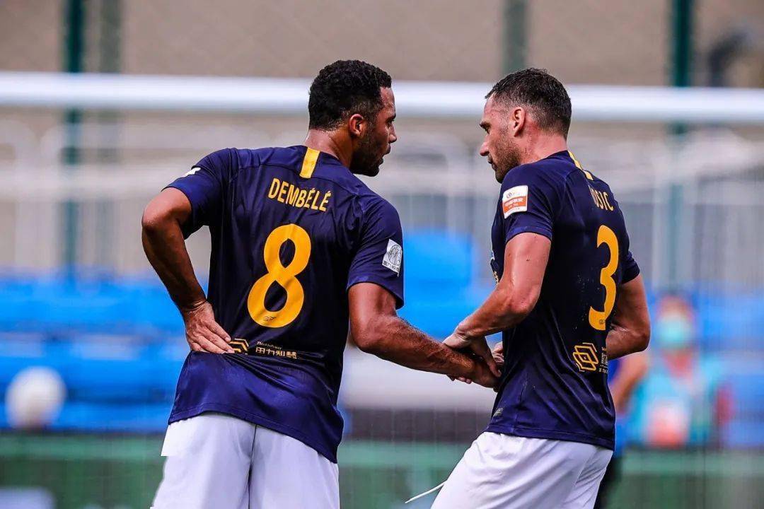 后防线吃紧接连失球，前场打法触底反击