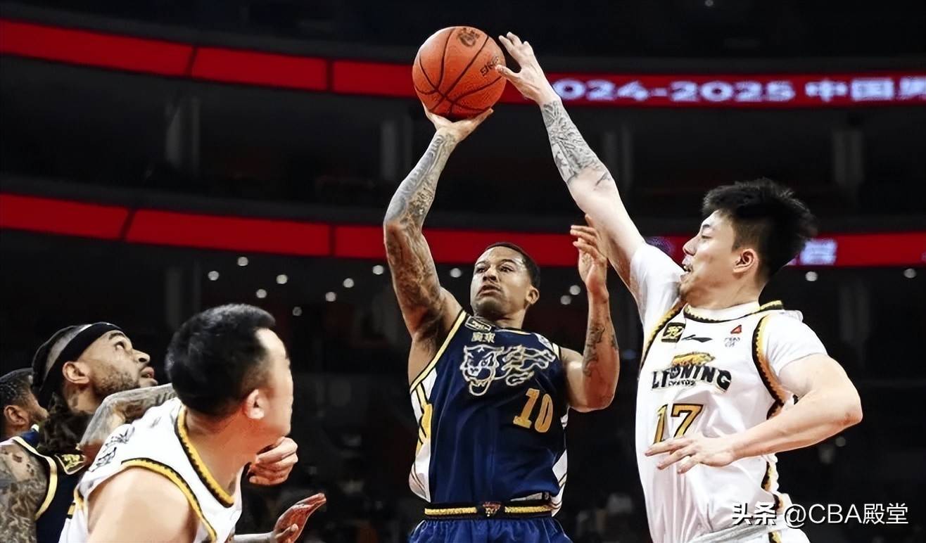 包含四川男篮外援发挥出色，带领球队取得胜利的词条