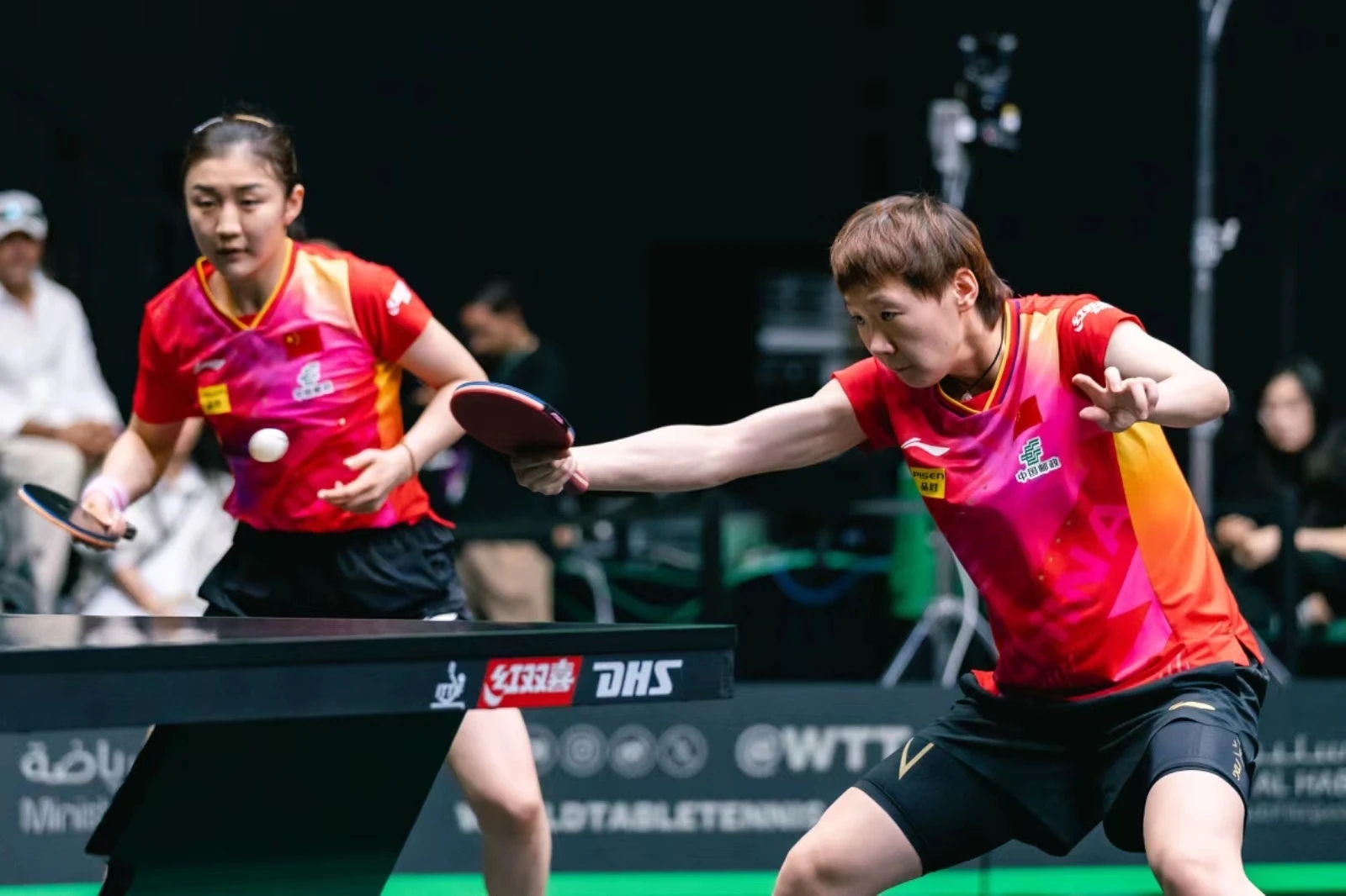 包含瑞士女子足球联赛横扫对手，领跑积分榜的词条