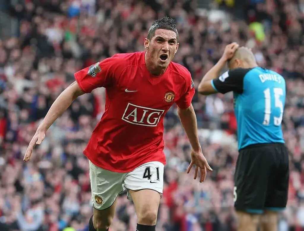 杏彩体育下载-曼联队员努力拼搏，继续提升排名的简单介绍